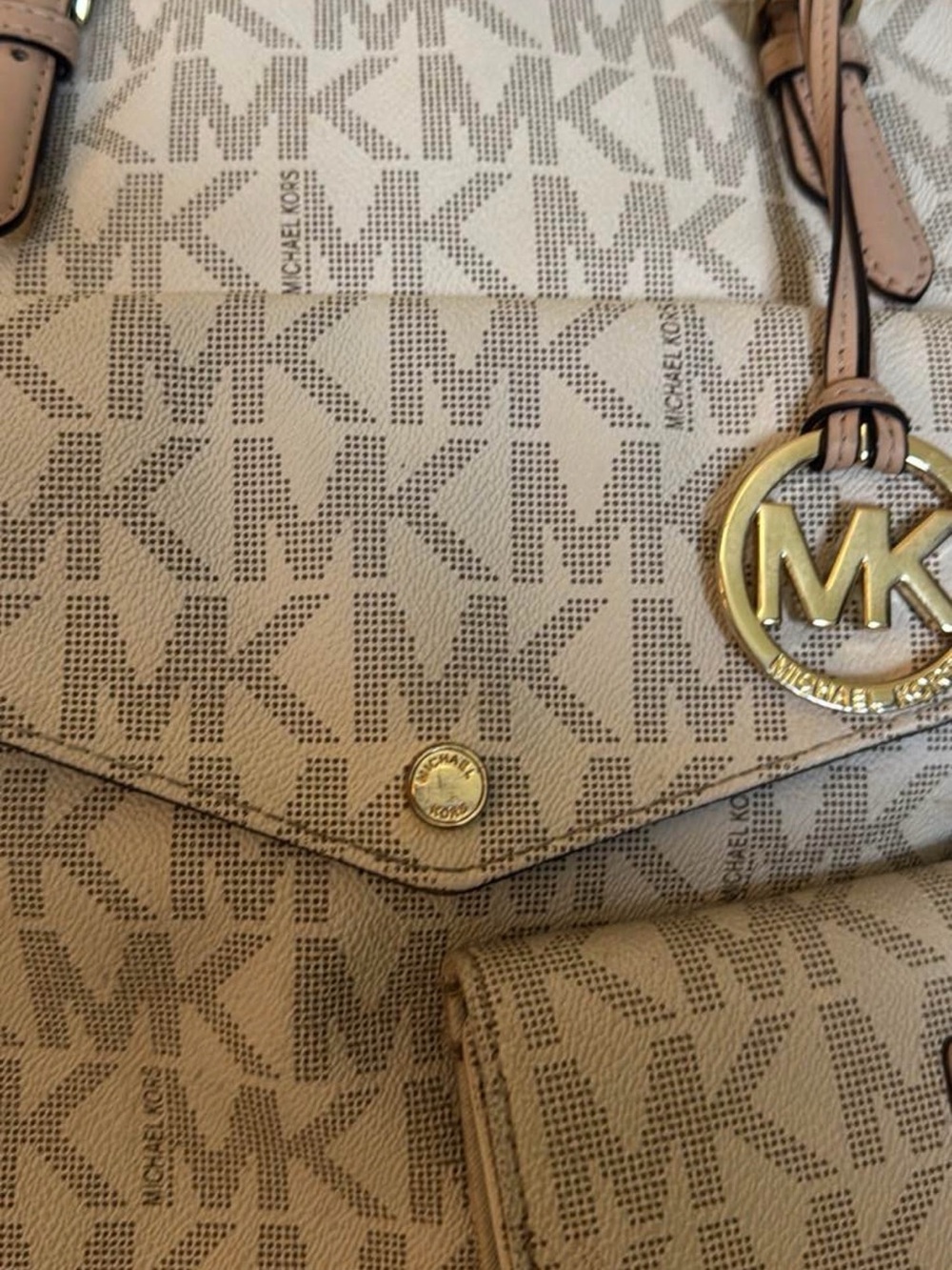 Michael Kors Tote Bag and Wallet
Set